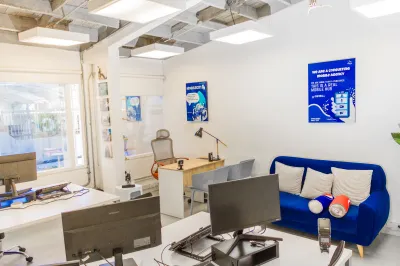 Personas trabajando en oficina privada