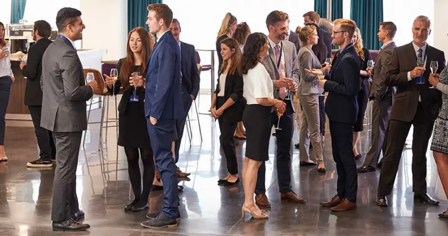 Personas haciendo negocios