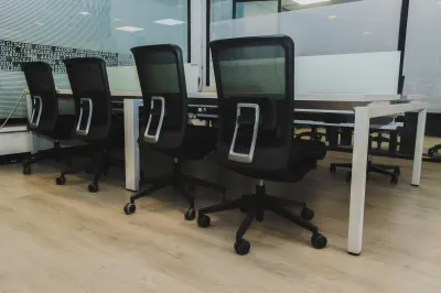 Personas trabajando en coworking flexible