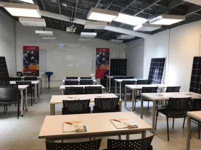 Personas en sala de conferencias